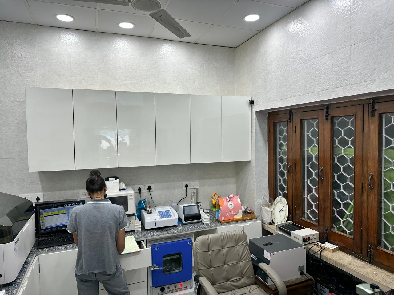 A team member working in the ONUS Diagnostics laboratory